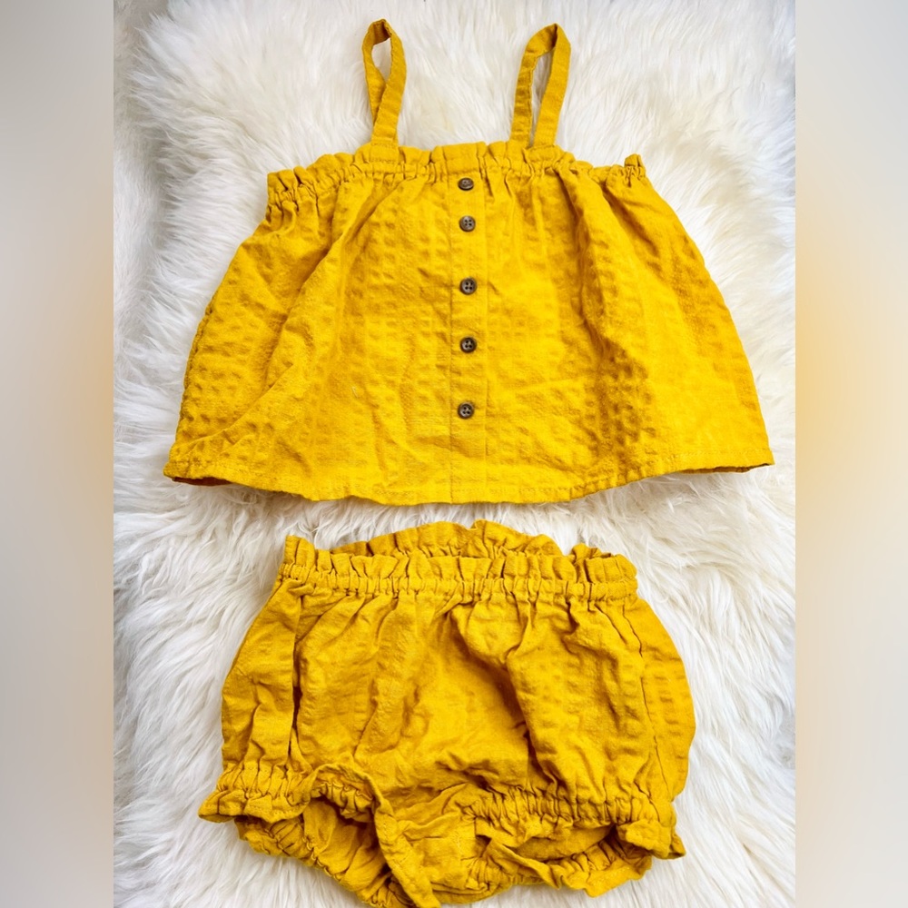 Toddler girls short set. Size 12-18 months.